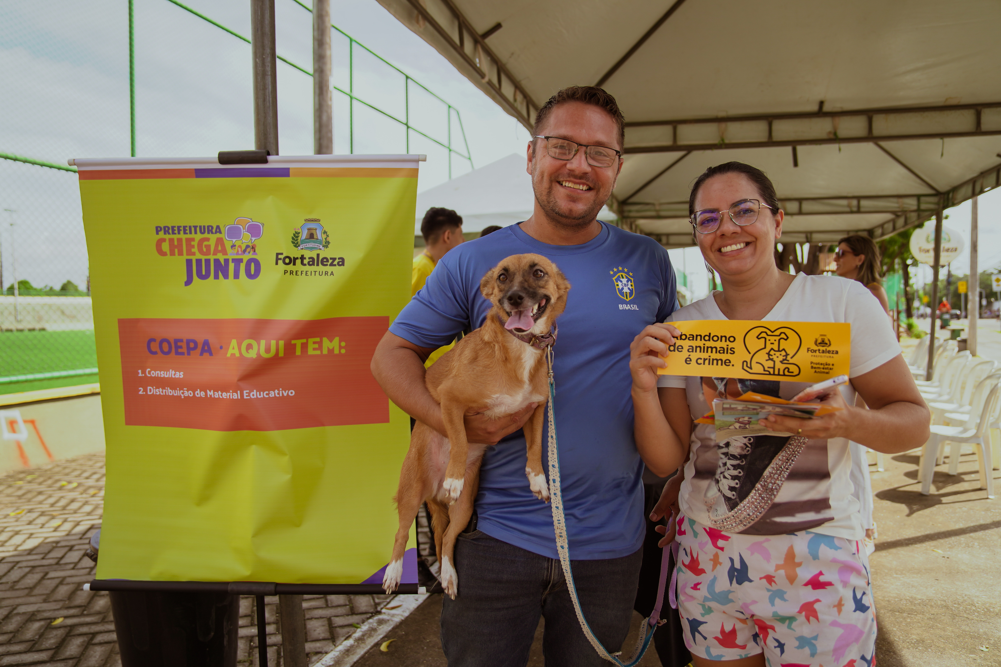 casal segurando cachorra no colo